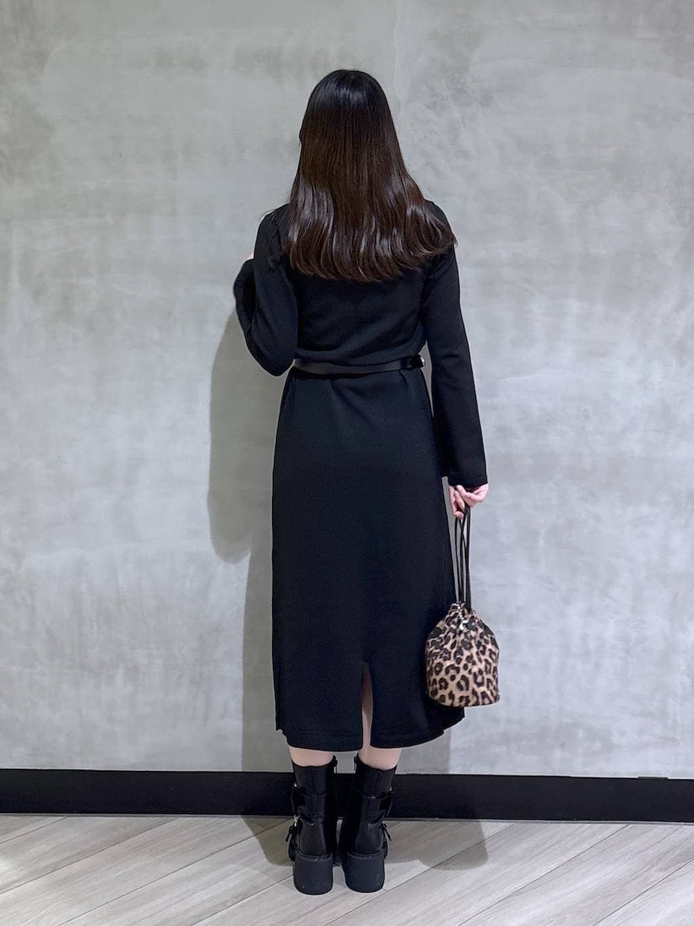 ブラック系のブーツ、ブラック系のワンピース、ブラック系のベルトを着用したレディースの秋コーディネートの5枚目の写真