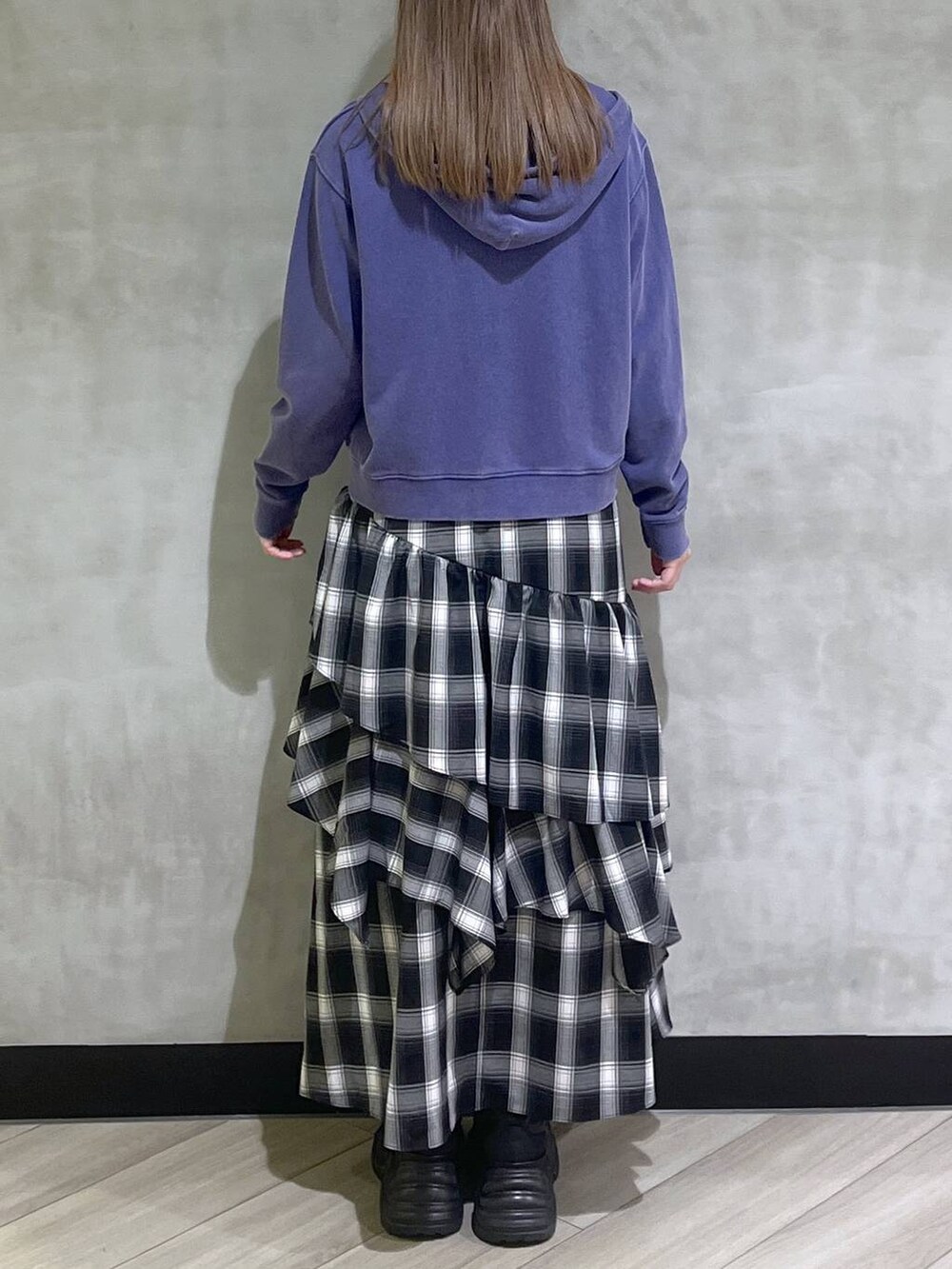 ブラック系のブーツ、ブルー系のパーカーを着用したレディースの秋コーディネートの6枚目の写真