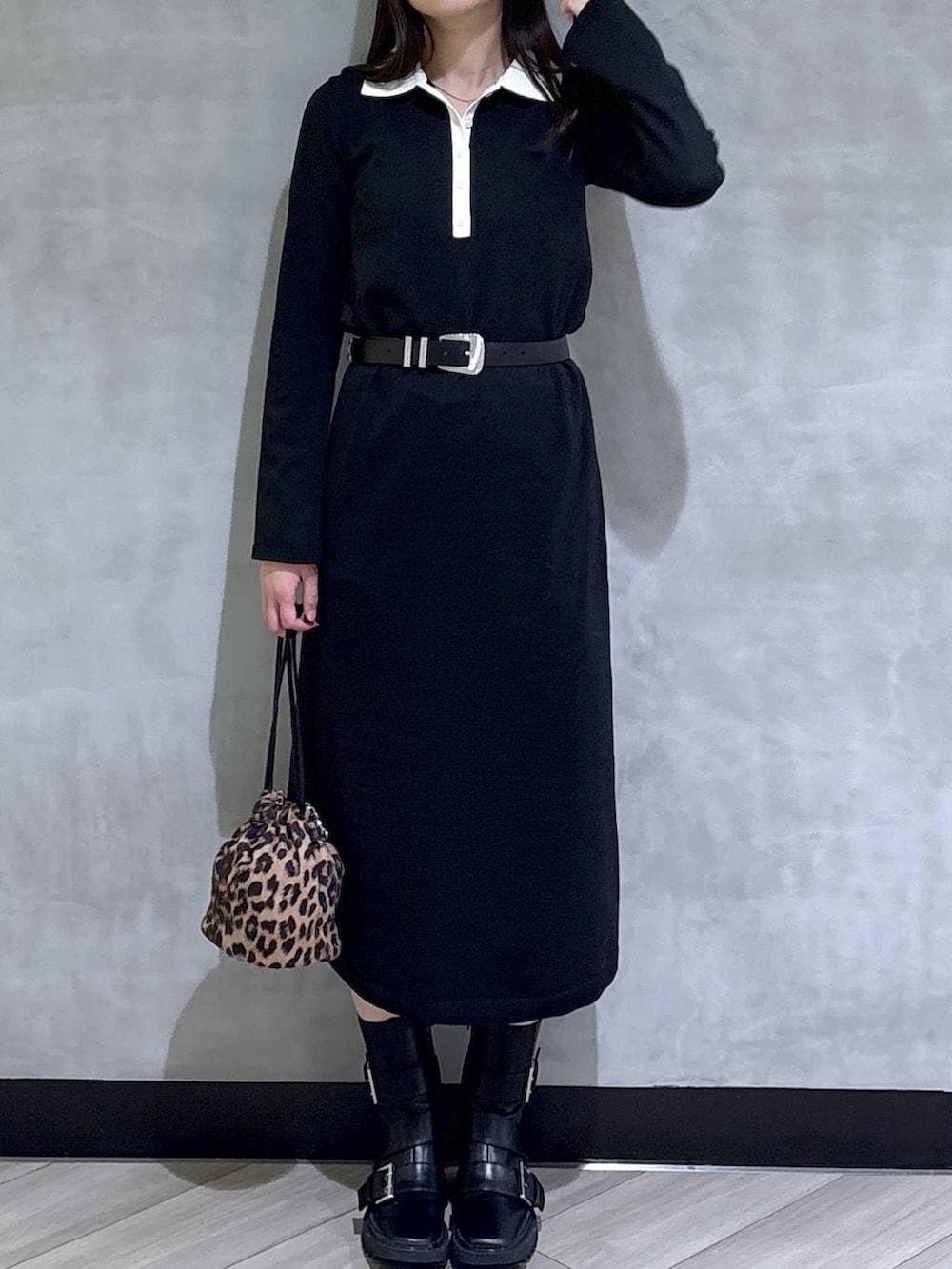 ブラック系のブーツ、ブラック系のワンピース、ブラック系のベルトを着用したレディースの秋コーディネートの2枚目の写真