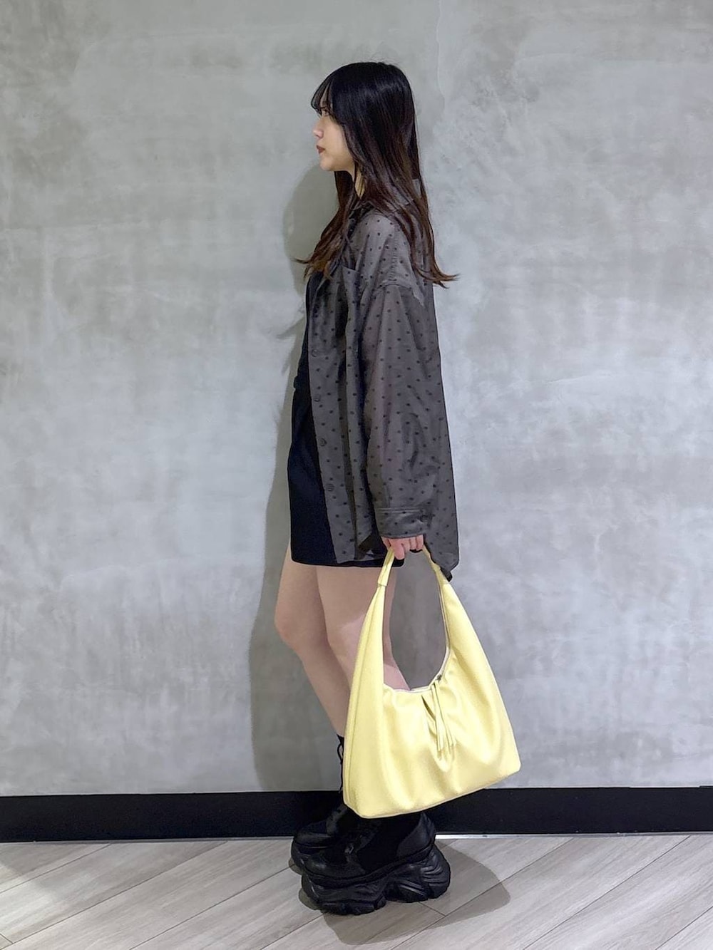 ブラック系のブーツ、ブラック系のスラックス、その他のシャツ/ブラウスを着用したレディースの春コーディネートの3枚目の写真