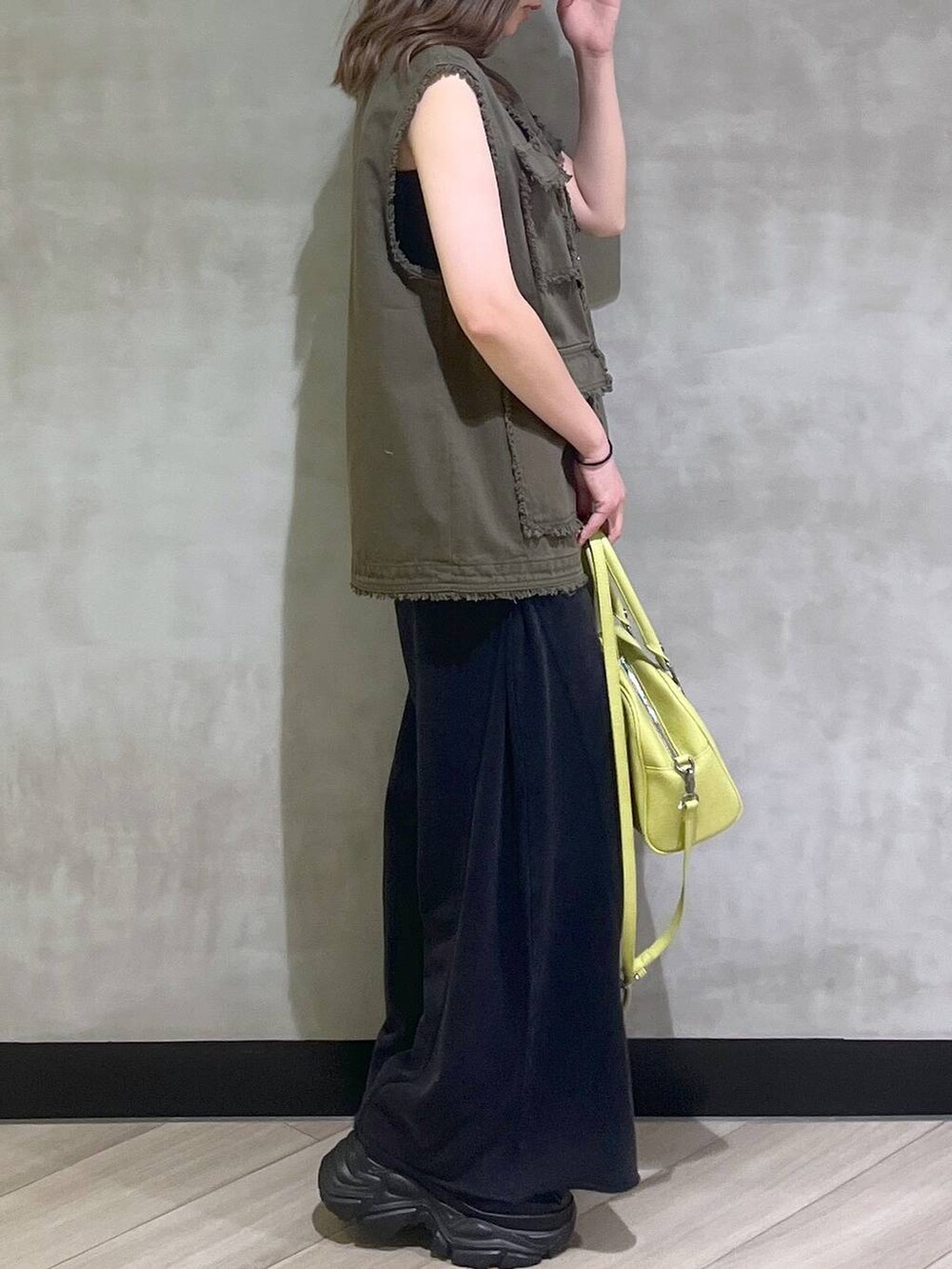 ブラック系のスニーカー、ブラック系のスウェットパンツ、グリーン系のその他アウターを着用したレディースの夏コーディネートの8枚目の写真