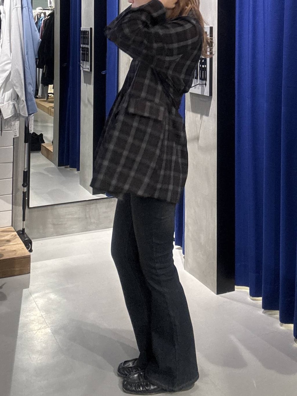 その他のテーラードジャケット、ブルー系のデニムパンツ、ブラック系のローファーを着用したレディースの秋コーディネートの3枚目の写真