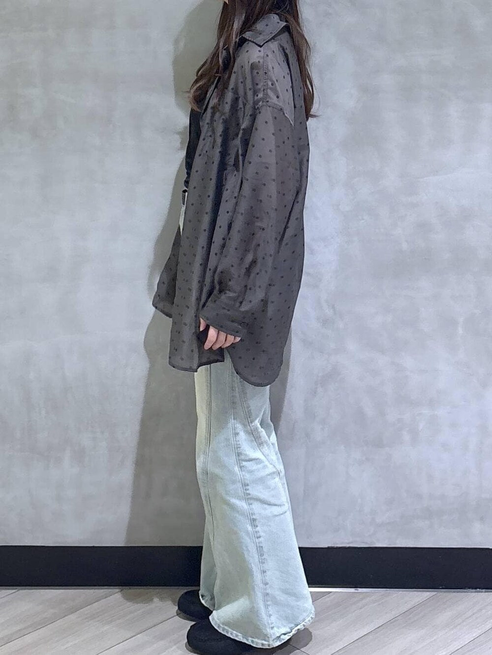 ブルー系のデニムパンツ、ブラック系のモカシン/デッキシューズ、その他のシャツ/ブラウスを着用したレディースの春コーディネートの4枚目の写真