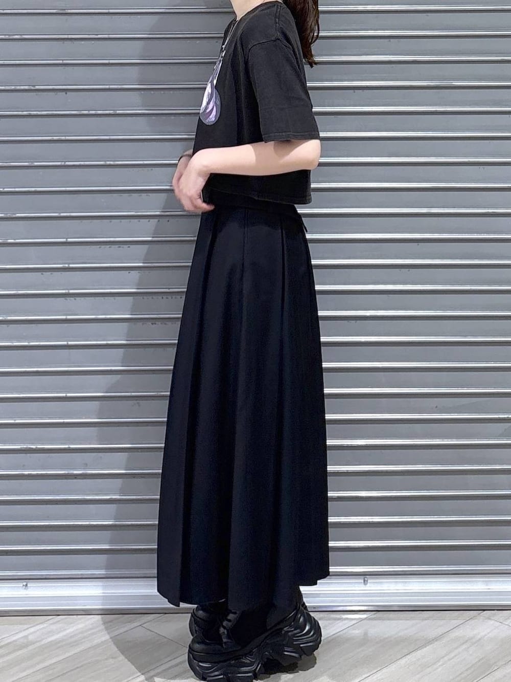グレー系のTシャツ/カットソー、ブラック系のブーツ、ブラック系のスカートを着用したレディースの夏コーディネートの4枚目の写真