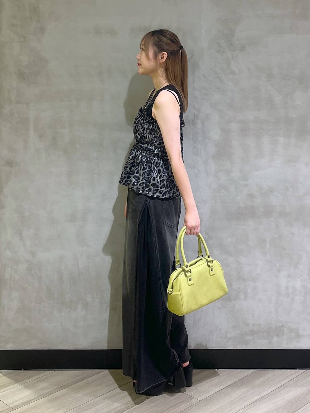 「韓国系、着痩せ、差し色コーデ、PAGEBOY、ブルベ冬_PAGEBOY、デニムパンツ、ビスチェ、夏コーデ、海、楽ちんコーデ、モード、カジュアル」｜「PAGEBOYのバックルチャンキーヒール（ブーツ、ブラック系）」を使った、まなさん（レディース・162cm）の夏コーディネートの4枚目の写真