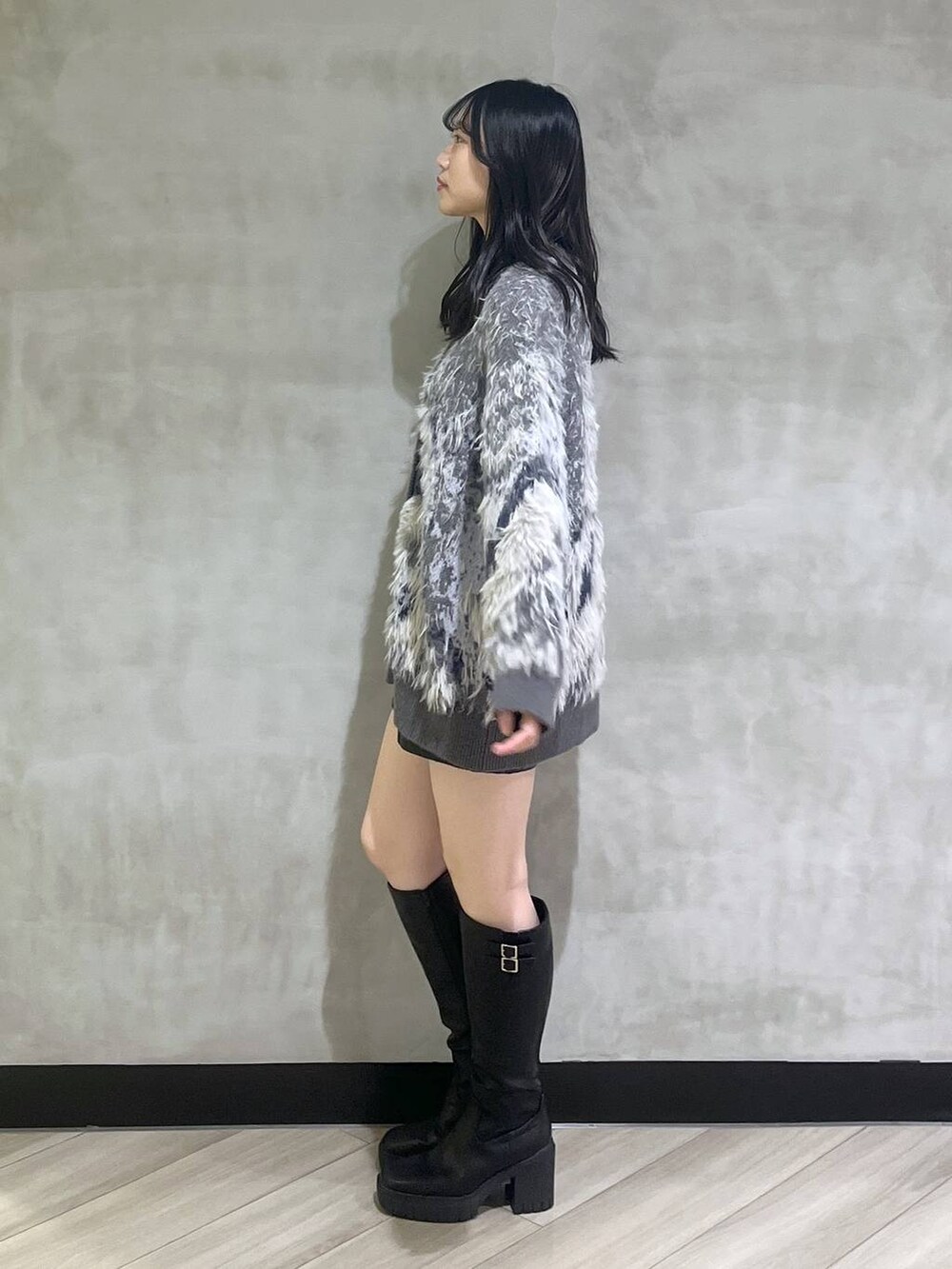 ブラック系のブーツ、グレー系のカーディガン/ボレロ、ブラック系のその他パンツを着用したレディースの秋コーディネートの3枚目の写真