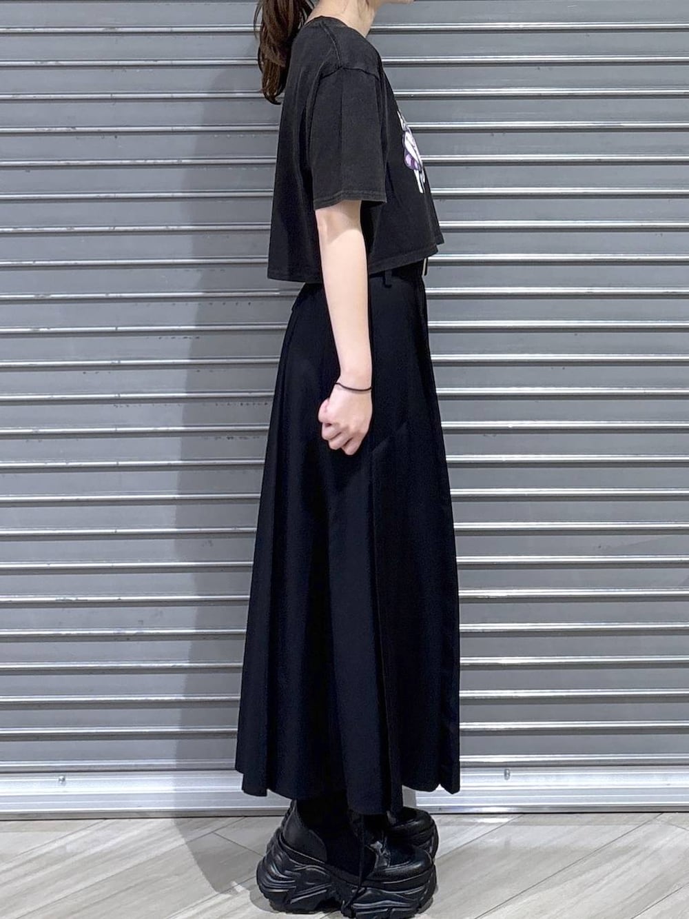 グレー系のTシャツ/カットソー、ブラック系のブーツ、ブラック系のスカートを着用したレディースの夏コーディネートの7枚目の写真