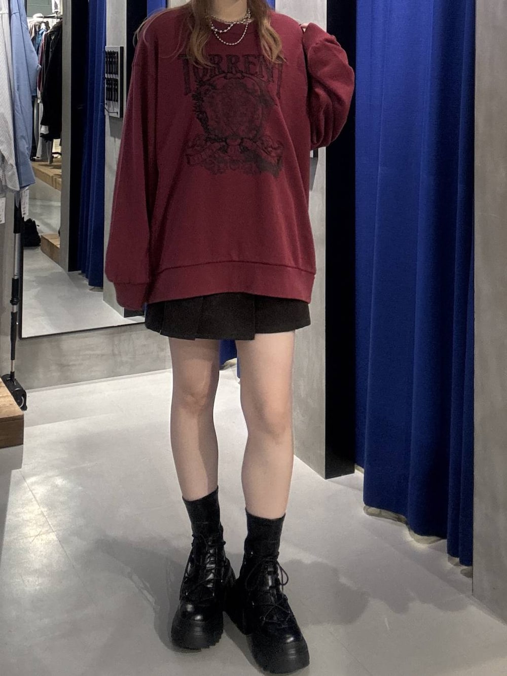 ブラック系のブーツ、レッド系のスウェット、ブラック系のその他パンツを着用したレディースの秋コーディネートの2枚目の写真
