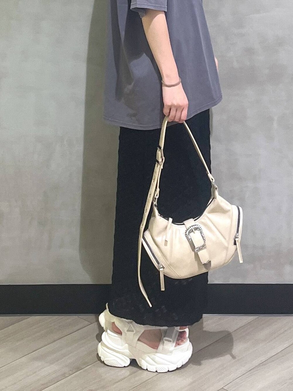 ホワイト系のサンダル、ブラック系のスカート、グレー系のTシャツ/カットソーを着用したレディースの夏コーディネートの7枚目の写真