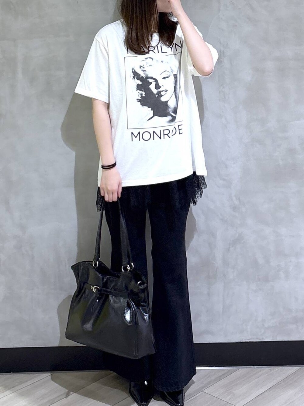 ブラック系のキャミソール、ホワイト系のTシャツ/カットソー、ブラック系のデニムパンツを着用したレディースの夏コーディネートの2枚目の写真