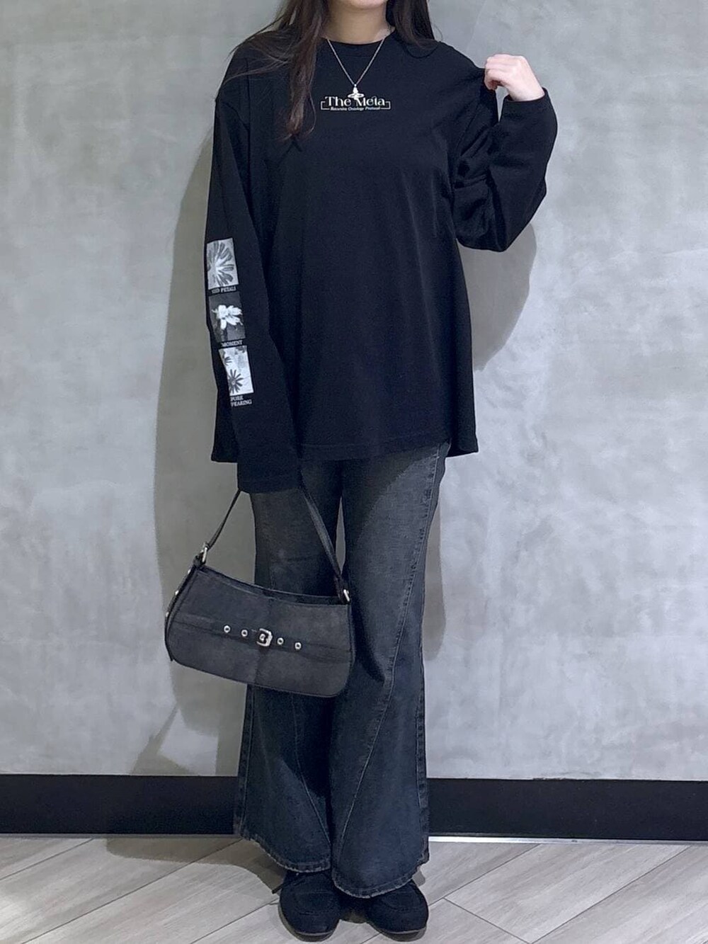 ブラック系のデニムパンツ、ブラック系のモカシン/デッキシューズ、ブラック系のTシャツ/カットソーを着用したレディースの春コーディネートの2枚目の写真