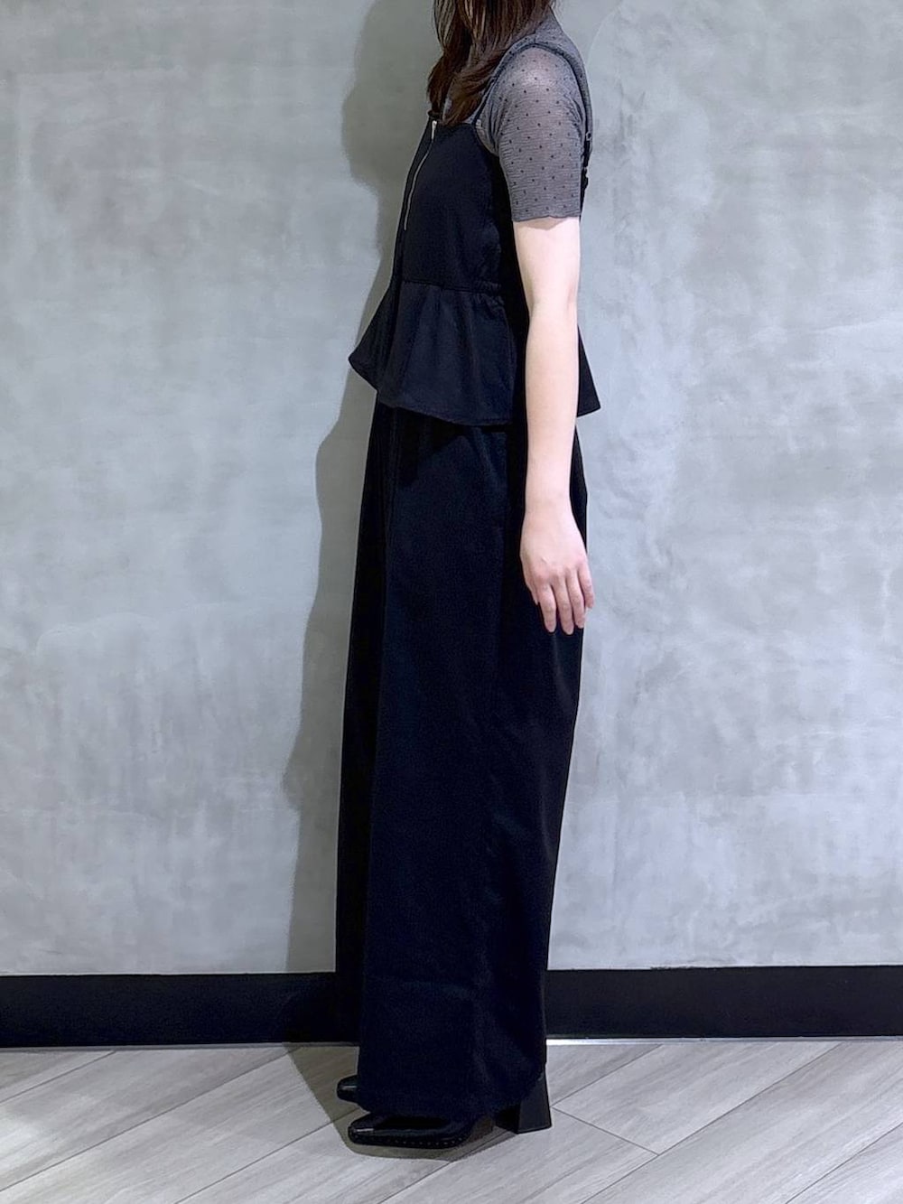 ブラック系のサロペット/オーバーオール、その他のTシャツ/カットソー、ブラック系のサンダルを着用したレディースの夏コーディネートの4枚目の写真