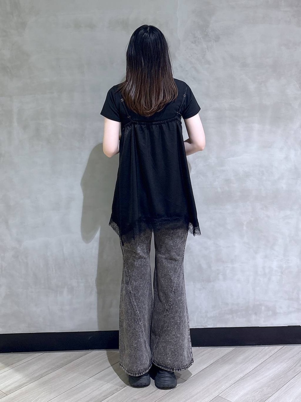 ブラック系のTシャツ/カットソー、ブラック系のデニムパンツ、ブラック系のサンダルを着用したレディースの夏コーディネートの5枚目の写真