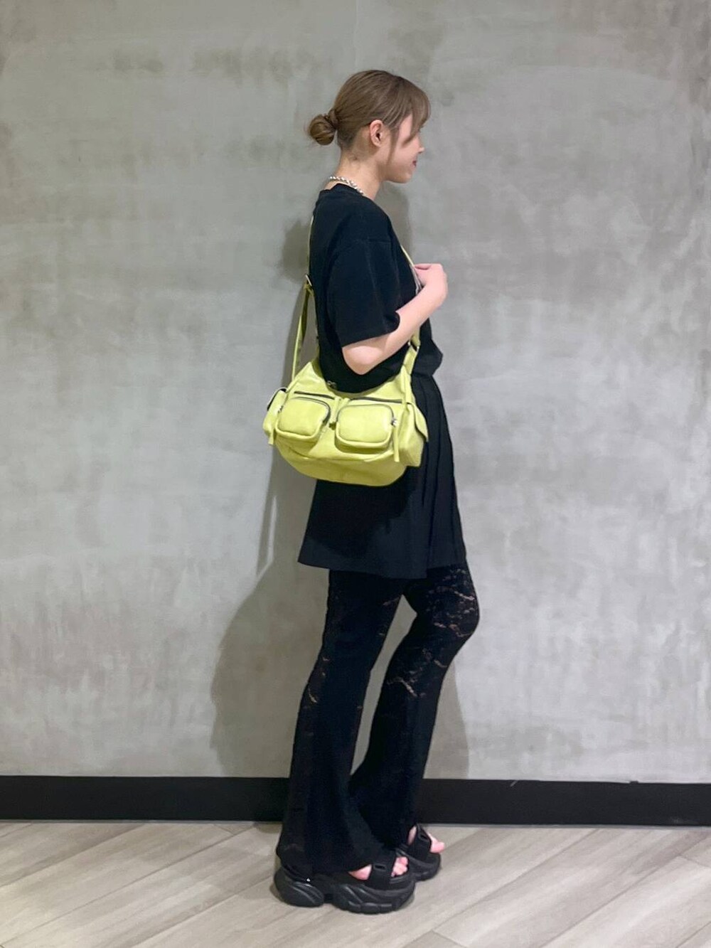 ブラック系のサンダル、ブラック系のスカート、グリーン系のショルダーバッグを着用したレディースの春コーディネートの7枚目の写真