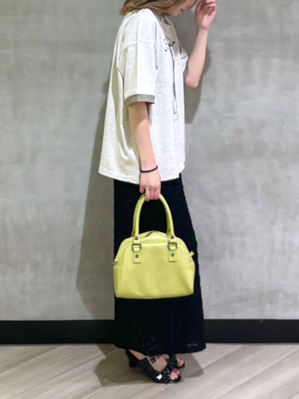 「Tシャツ、PBLIM、韓国系、着痩せ、差し色コーデ、PAGEBOY、ブルベ冬_PAGEBOY、スカート、夏コーデ、デートコーデ、大人カジュアル」｜「PAGEBOYのクロスバックルミュール（サンダル、ブラック系）」を使った、まなさん（レディース・162cm）の夏コーディネートの5枚目の写真