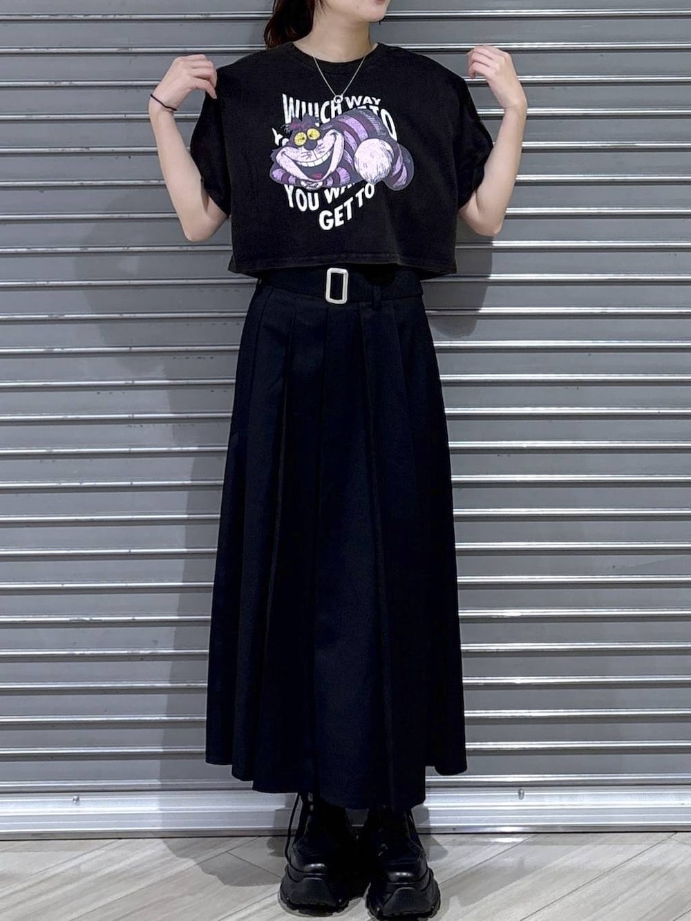グレー系のTシャツ/カットソー、ブラック系のブーツ、ブラック系のスカートを着用したレディースの夏コーディネートの2枚目の写真