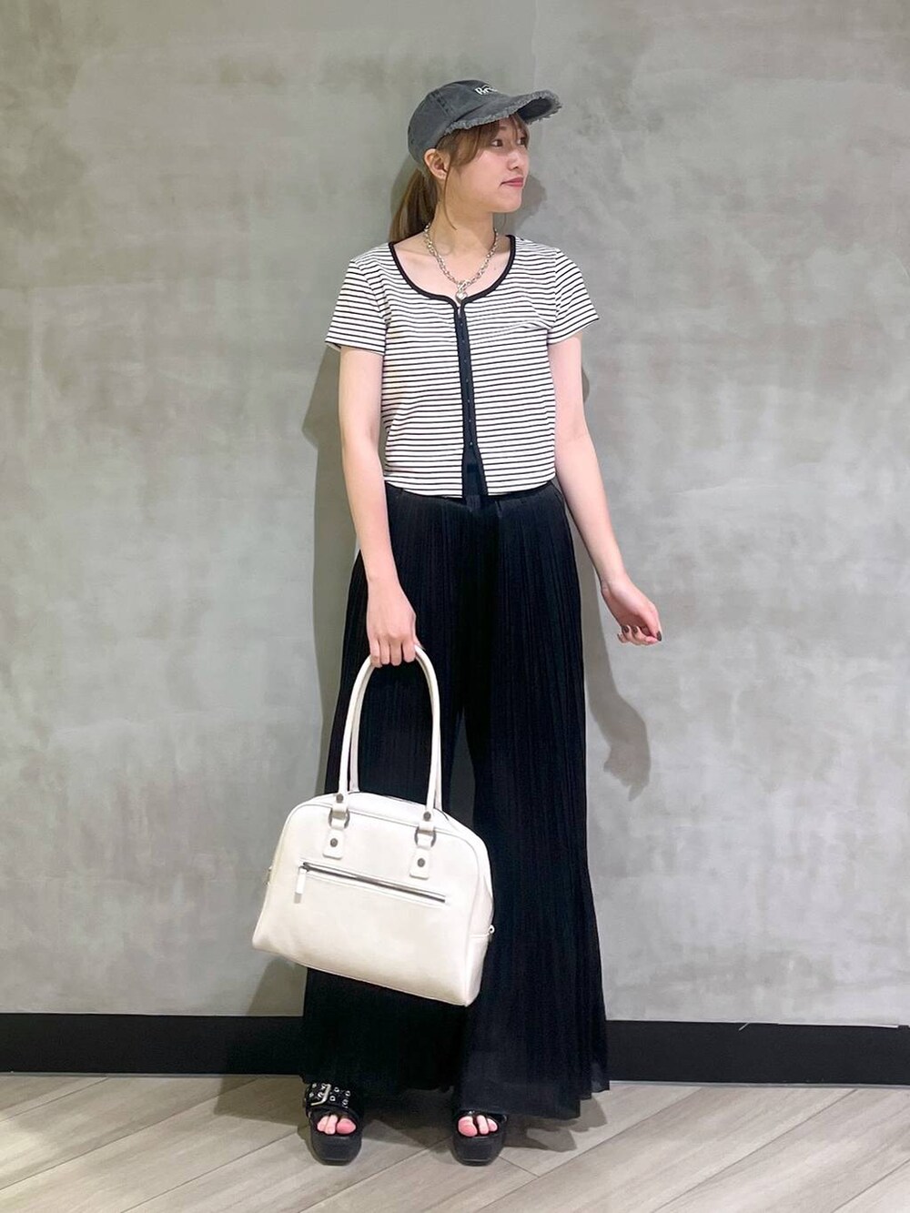 「韓国系、着痩せ、差し色コーデ、PAGEBOY、ブルベ冬_PAGEBOY、旅行、夏コーデ、キャップ、カーディガン」｜「PBLIMの【PBLIM】2WAYボストンバッグ（ボストンバッグ、ホワイト系）」を使った、まなさん（レディース・162cm）の春コーディネートの2枚目の写真