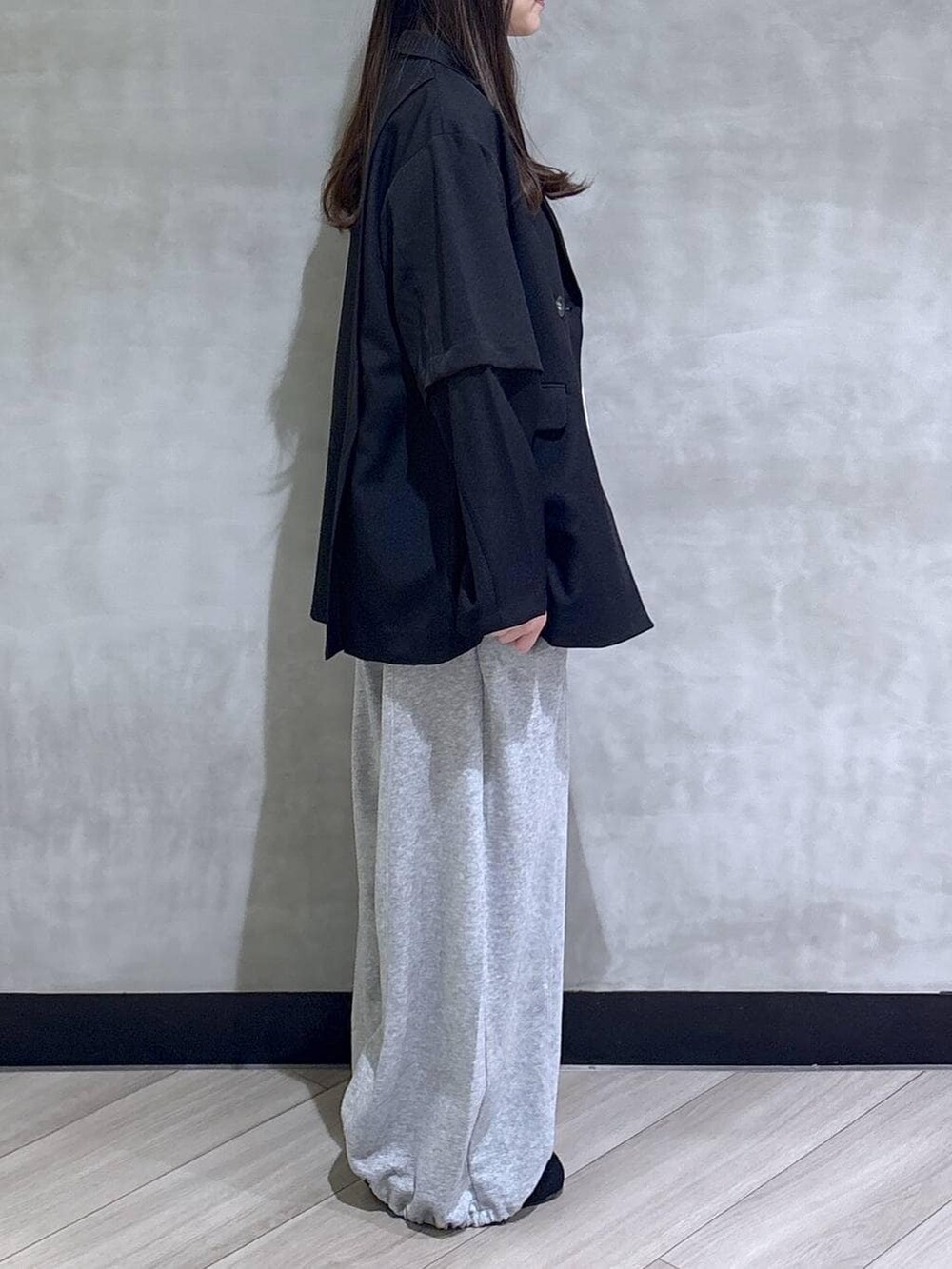 グレー系のスウェットパンツ、ブラック系のテーラードジャケット、ブラック系のモカシン/デッキシューズを着用したレディースの春コーディネートの7枚目の写真