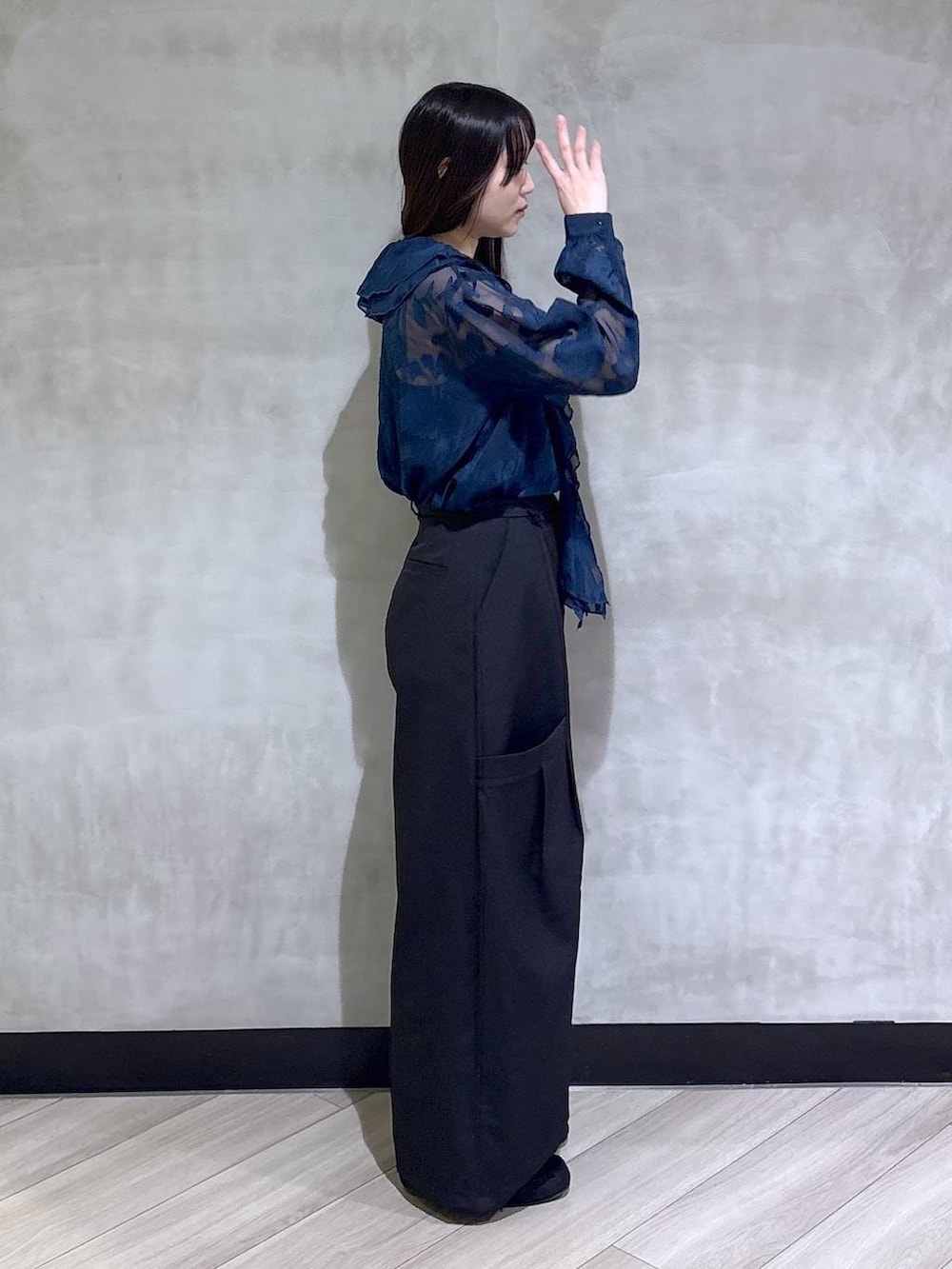 ブラック系のモカシン/デッキシューズ、ブルー系のシャツ/ブラウス、ブラック系のその他パンツを着用したレディースの春コーディネートの6枚目の写真