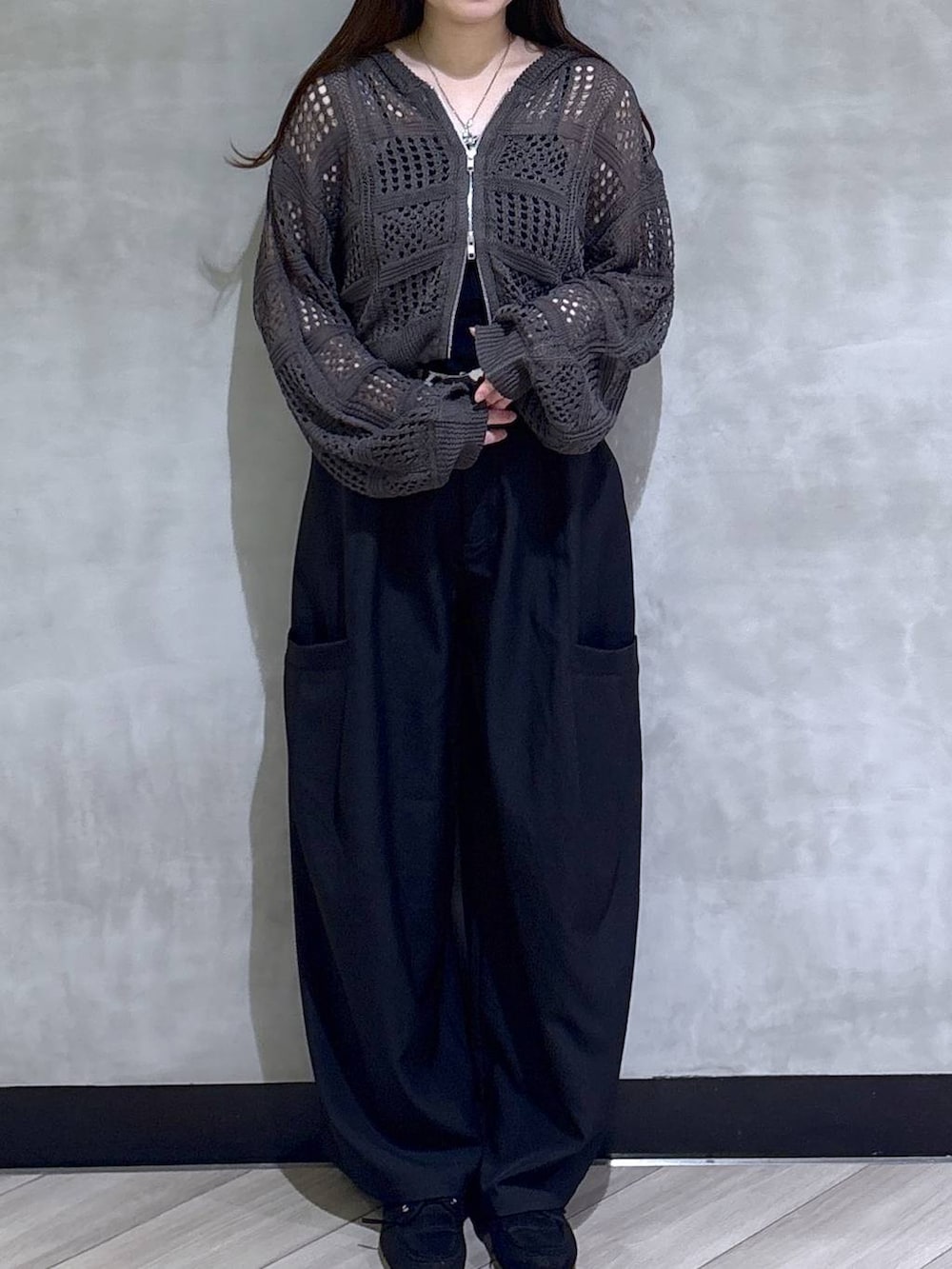 ブラック系のモカシン/デッキシューズ、グレー系のパーカー、ブラック系のその他パンツを着用したレディースの春コーディネートの2枚目の写真