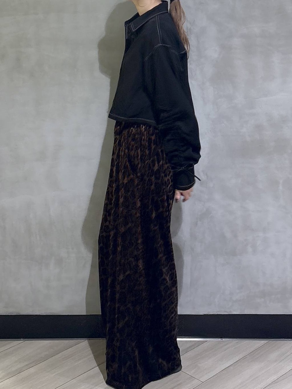 ブラック系のシャツ/ブラウス、ブラック系のその他トップス、その他のその他パンツを着用したレディースの夏コーディネートの3枚目の写真
