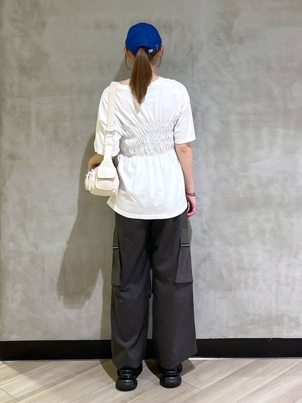 「韓国系、着痩せ、差し色コーデ、PAGEBOY、夏コーデ、ブルベ冬_PAGEBOY、楽ちんコーデ、カジュアル、Tシャツ」｜「PAGEBOYのTRカーゴスラックス（カーゴパンツ、グレー系）」を使った、まなさん（レディース・162cm）の夏コーディネートの6枚目の写真