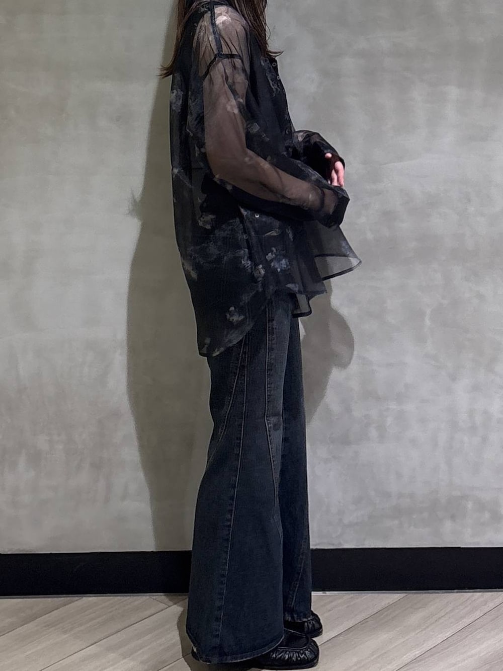 ブラック系のシャツ/ブラウス、ブルー系のデニムパンツ、ブラック系のタンクトップを着用したレディースの夏コーディネートの7枚目の写真