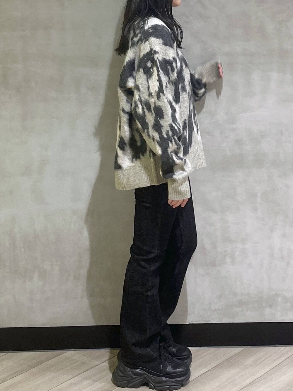 ブラック系のスニーカー、グレー系のニット/セーターを着用したレディースの秋コーディネートの7枚目の写真