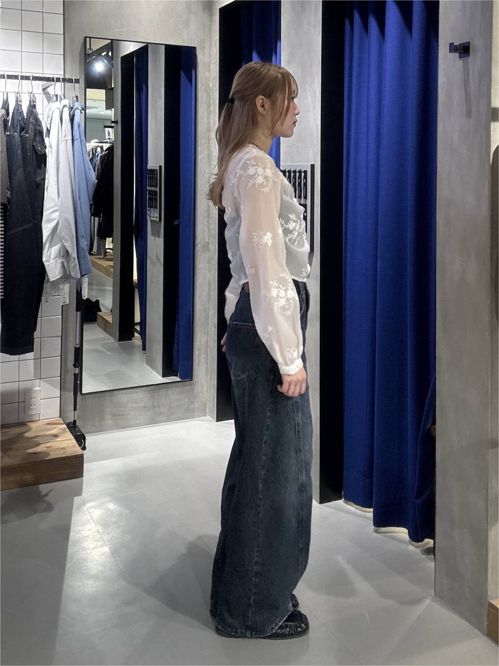 ブルー系のデニムパンツ、ホワイト系のシャツ/ブラウス、ブラック系のローファーを着用したレディースの秋コーディネートの6枚目の写真
