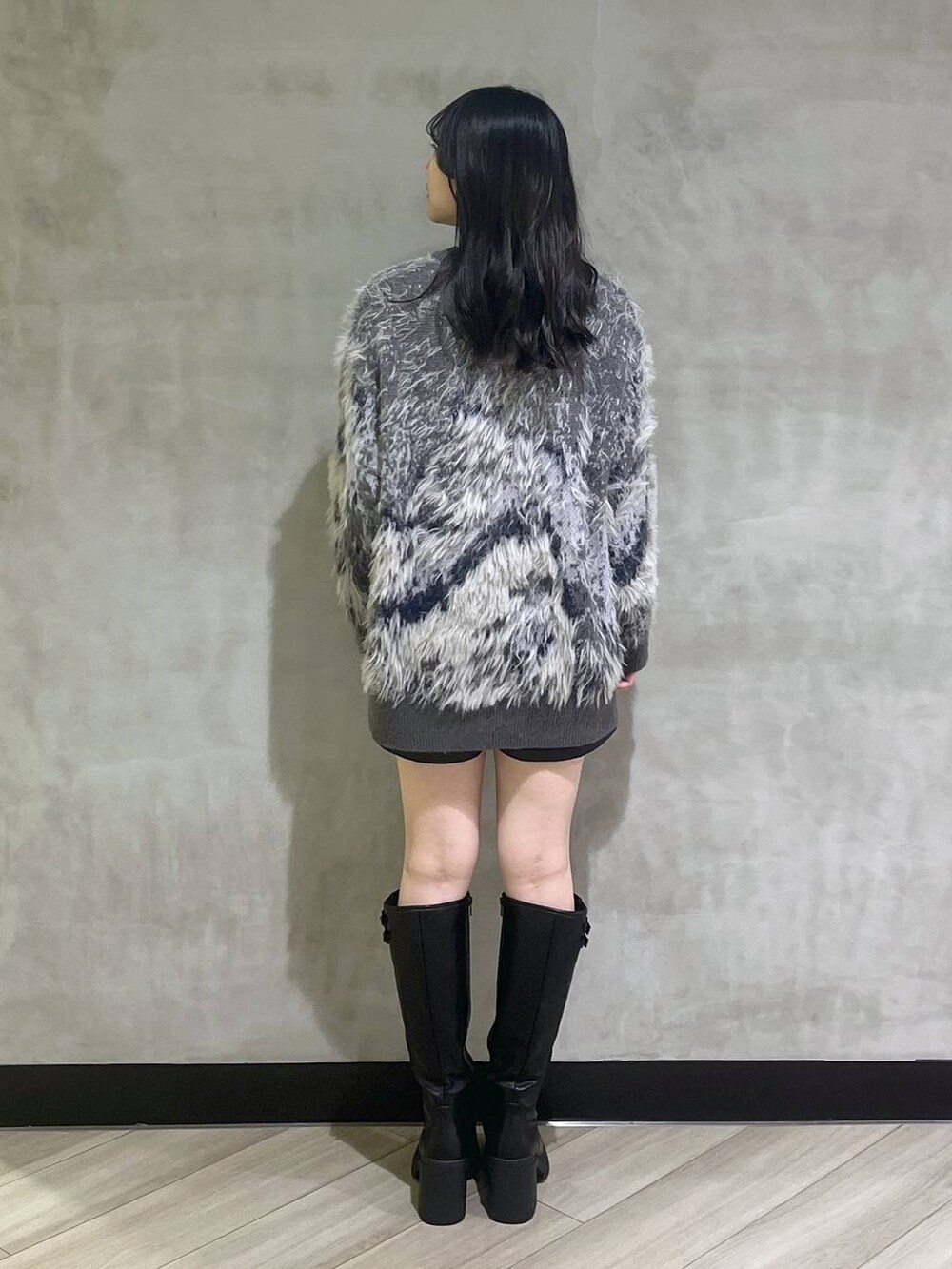 ブラック系のブーツ、グレー系のカーディガン/ボレロ、ブラック系のその他パンツを着用したレディースの秋コーディネートの5枚目の写真