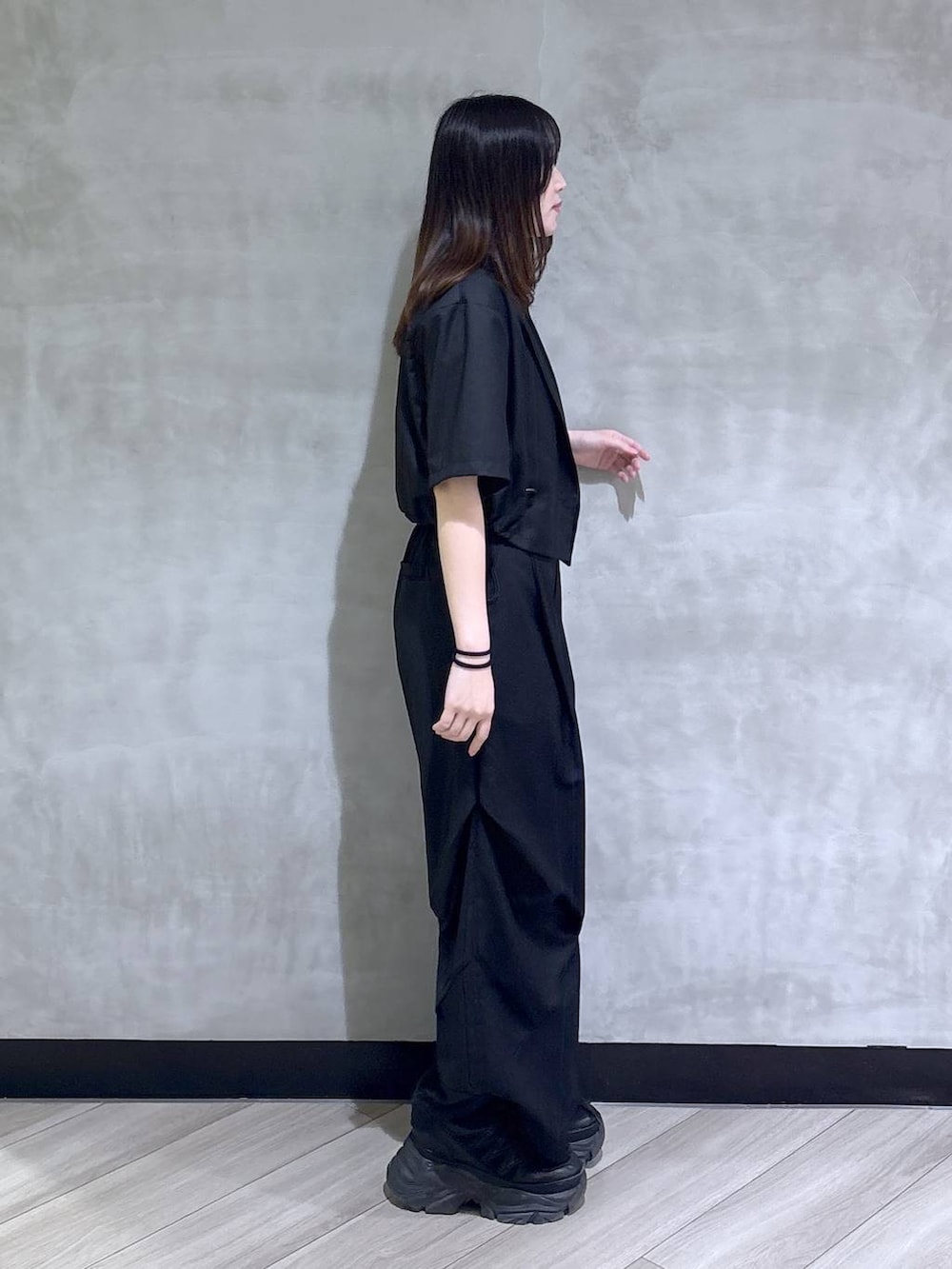 ブラック系のスニーカー、パープル系のTシャツ/カットソー、ブラック系のテーラードジャケットを着用したレディースの夏コーディネートの6枚目の写真