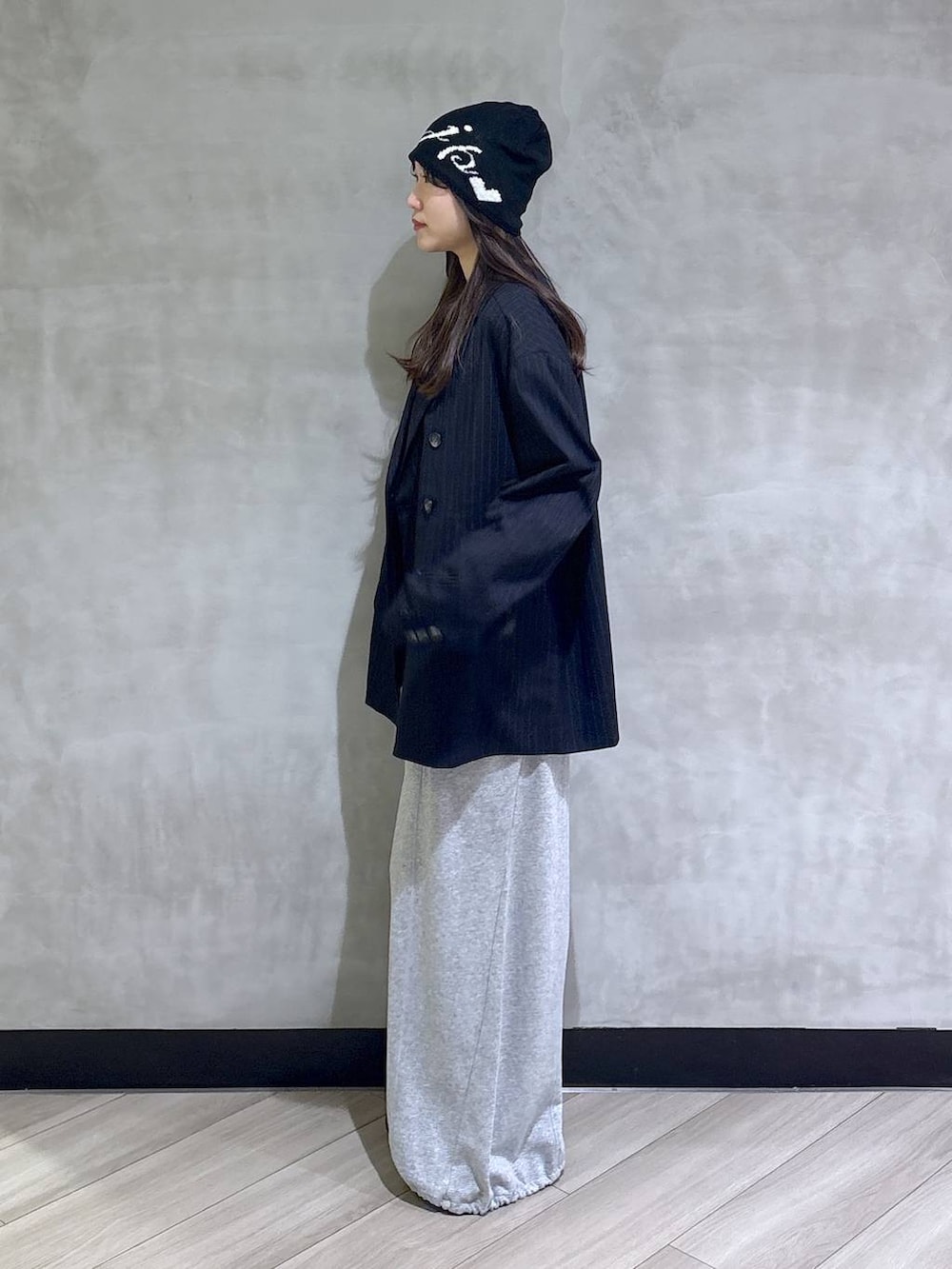 グレー系のスウェットパンツ、ブラック系のTシャツ/カットソー、ブラック系のモカシン/デッキシューズを着用したレディースの春コーディネートの2枚目の写真