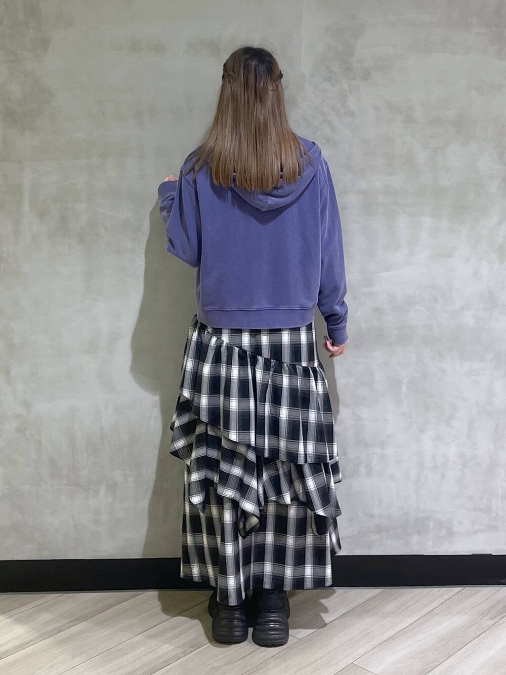 ブラック系のブーツ、ブルー系のパーカーを着用したレディースの秋コーディネートの5枚目の写真