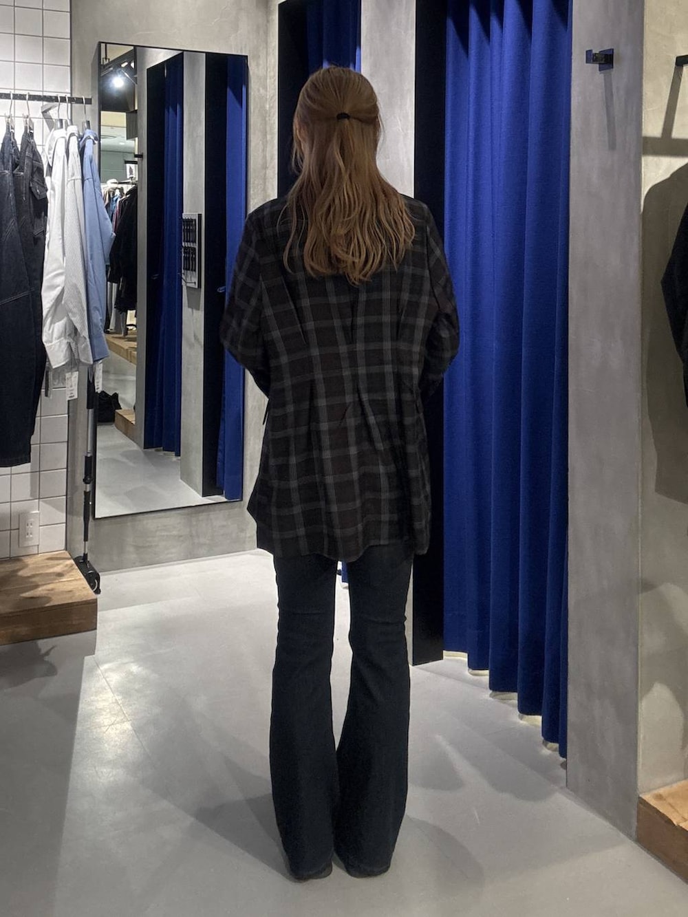 その他のテーラードジャケット、ブルー系のデニムパンツ、ブラック系のローファーを着用したレディースの秋コーディネートの5枚目の写真