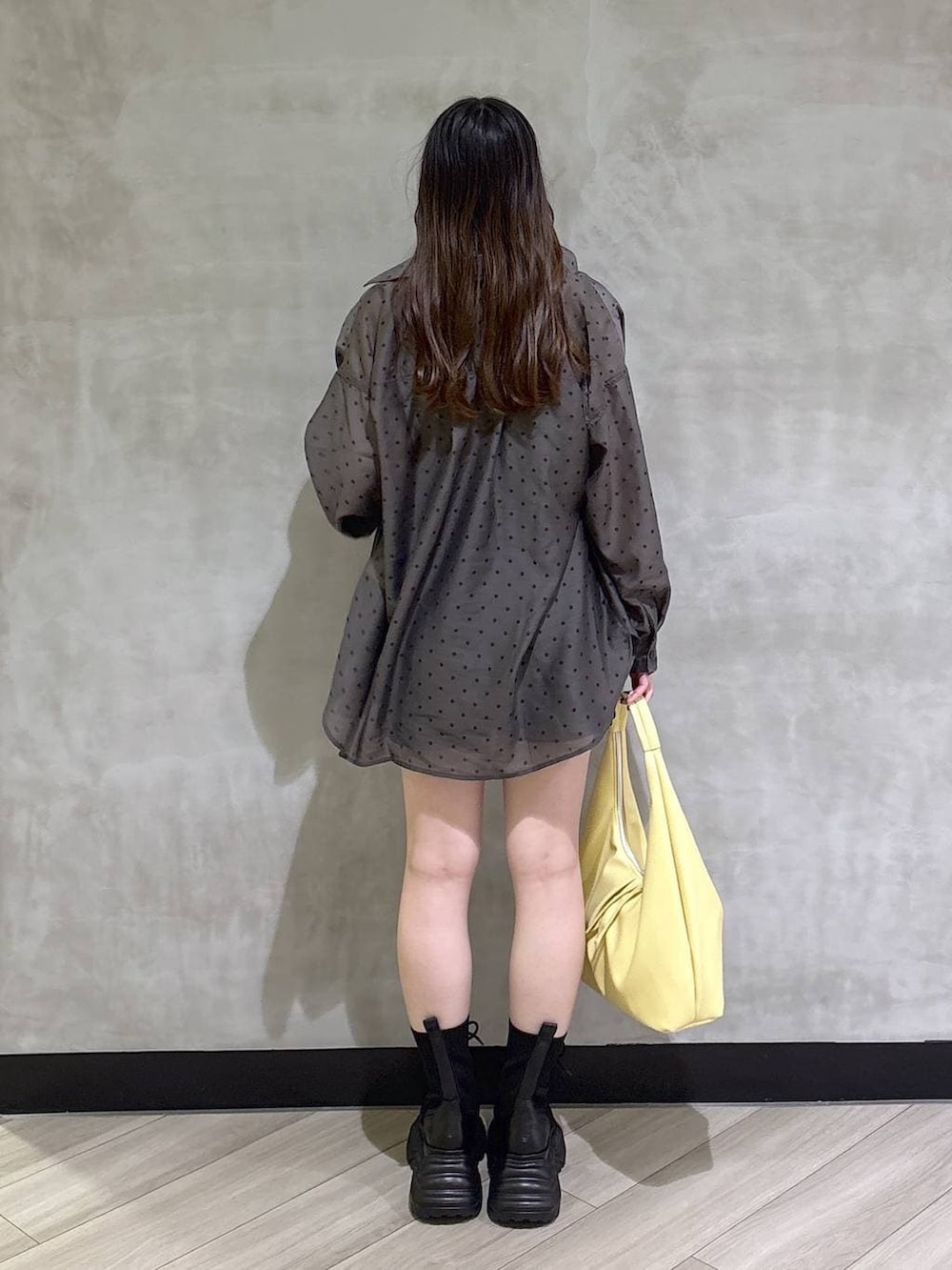 ブラック系のブーツ、ブラック系のスラックス、その他のシャツ/ブラウスを着用したレディースの春コーディネートの5枚目の写真