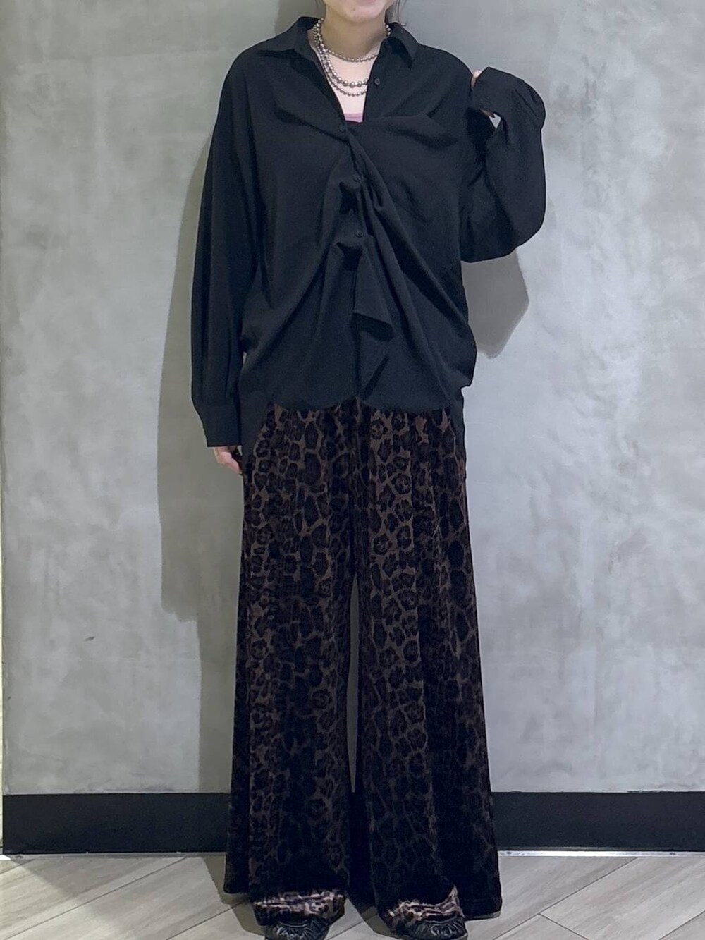 その他のその他パンツ、ブラック系のシャツ/ブラウス、ブラック系のローファーを着用したレディースの夏コーディネートの2枚目の写真