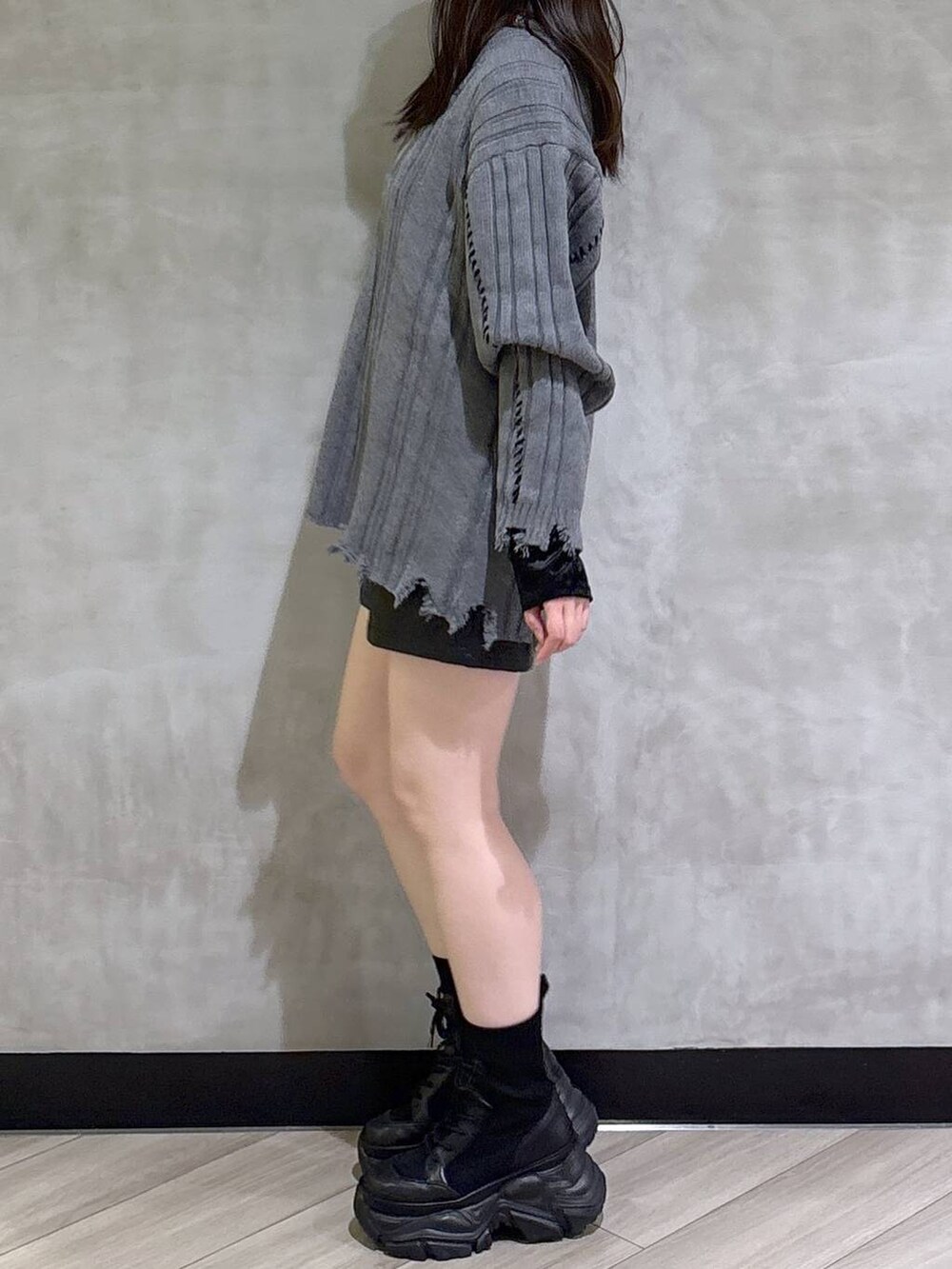 ブラック系のブーツ、ブラック系のその他パンツ、ブラック系のTシャツ/カットソーを着用したレディースの秋コーディネートの4枚目の写真