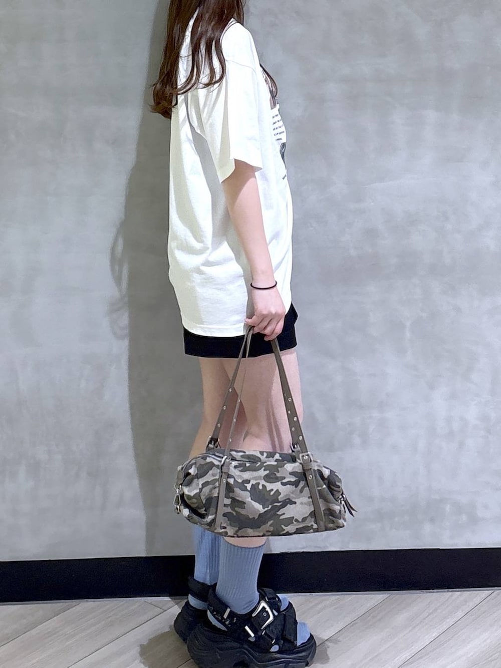 ブラック系のサンダル、ホワイト系のTシャツ/カットソー、ブラック系のその他パンツを着用したレディースの春コーディネートの7枚目の写真