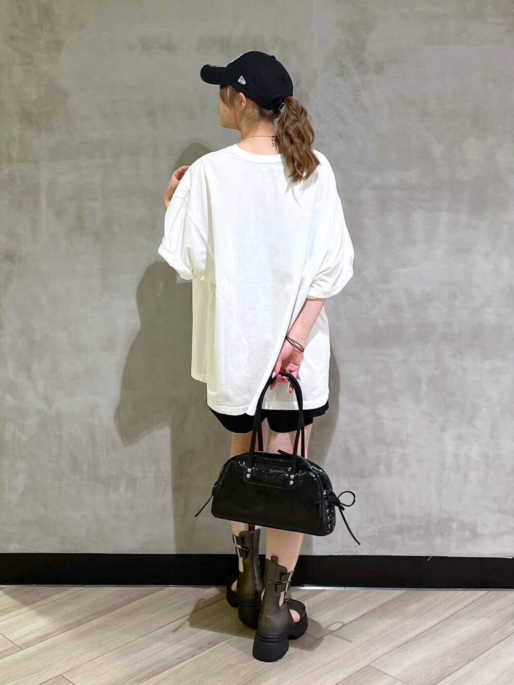 その他のサンダル、ブラック系のショルダーバッグ、ブラック系のその他パンツを着用したレディースの夏コーディネートの5枚目の写真