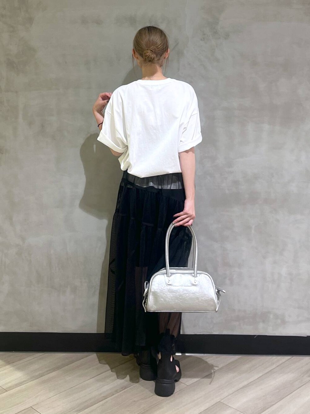 ブラック系のサンダル、シルバー系のショルダーバッグ、ホワイト系のTシャツ/カットソーを着用したレディースの春コーディネートの6枚目の写真