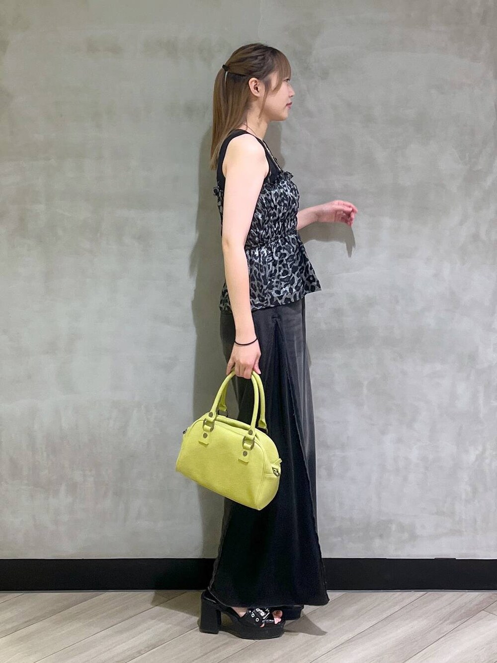 「韓国系、着痩せ、差し色コーデ、PAGEBOY、ブルベ冬_PAGEBOY、デニムパンツ、ビスチェ、夏コーデ、海、楽ちんコーデ、モード、カジュアル」｜「PAGEBOYのバックルチャンキーヒール（ブーツ、ブラック系）」を使った、まなさん（レディース・162cm）の夏コーディネートの6枚目の写真