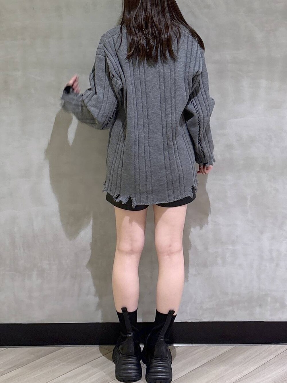 ブラック系のブーツ、ブラック系のその他パンツ、ブラック系のTシャツ/カットソーを着用したレディースの秋コーディネートの6枚目の写真