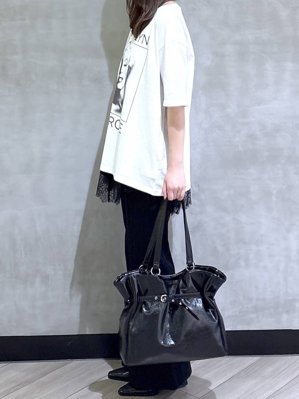 ブラック系のキャミソール、ホワイト系のTシャツ/カットソー、ブラック系のデニムパンツを着用したレディースの夏コーディネートの4枚目の写真