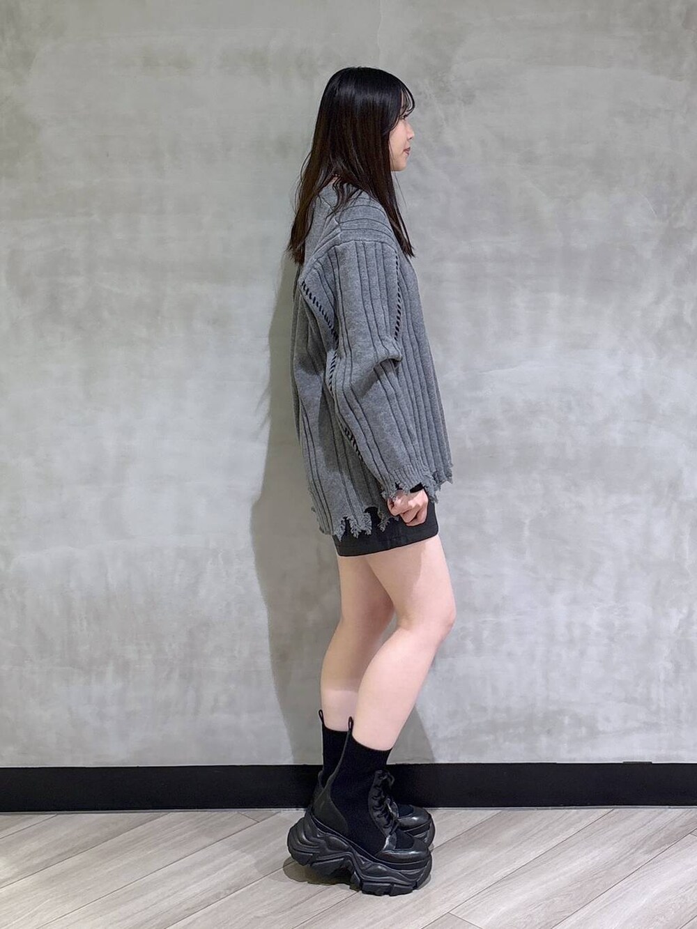 ブラック系のブーツ、ブラック系のその他パンツ、ブラック系のTシャツ/カットソーを着用したレディースの秋コーディネートの7枚目の写真