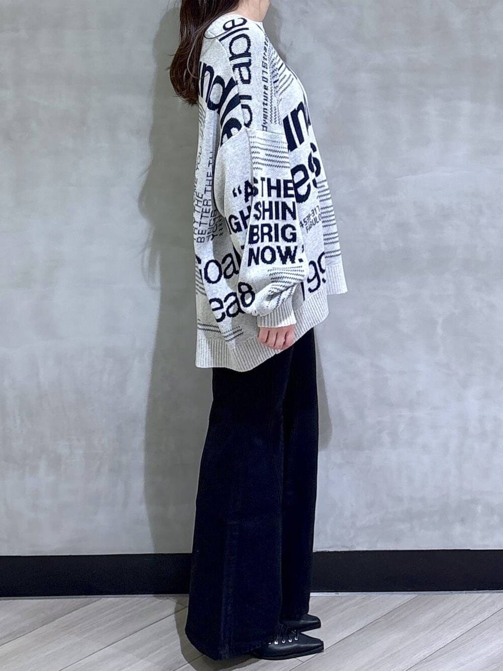 ブルー系のデニムパンツ、ブラック系のサンダル、グレー系のニット/セーターを着用したレディースの冬コーディネートの8枚目の写真