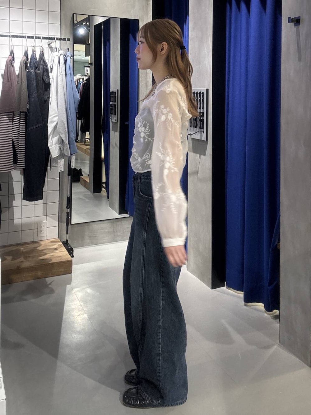 ブルー系のデニムパンツ、ホワイト系のシャツ/ブラウス、ブラック系のローファーを着用したレディースの秋コーディネートの3枚目の写真