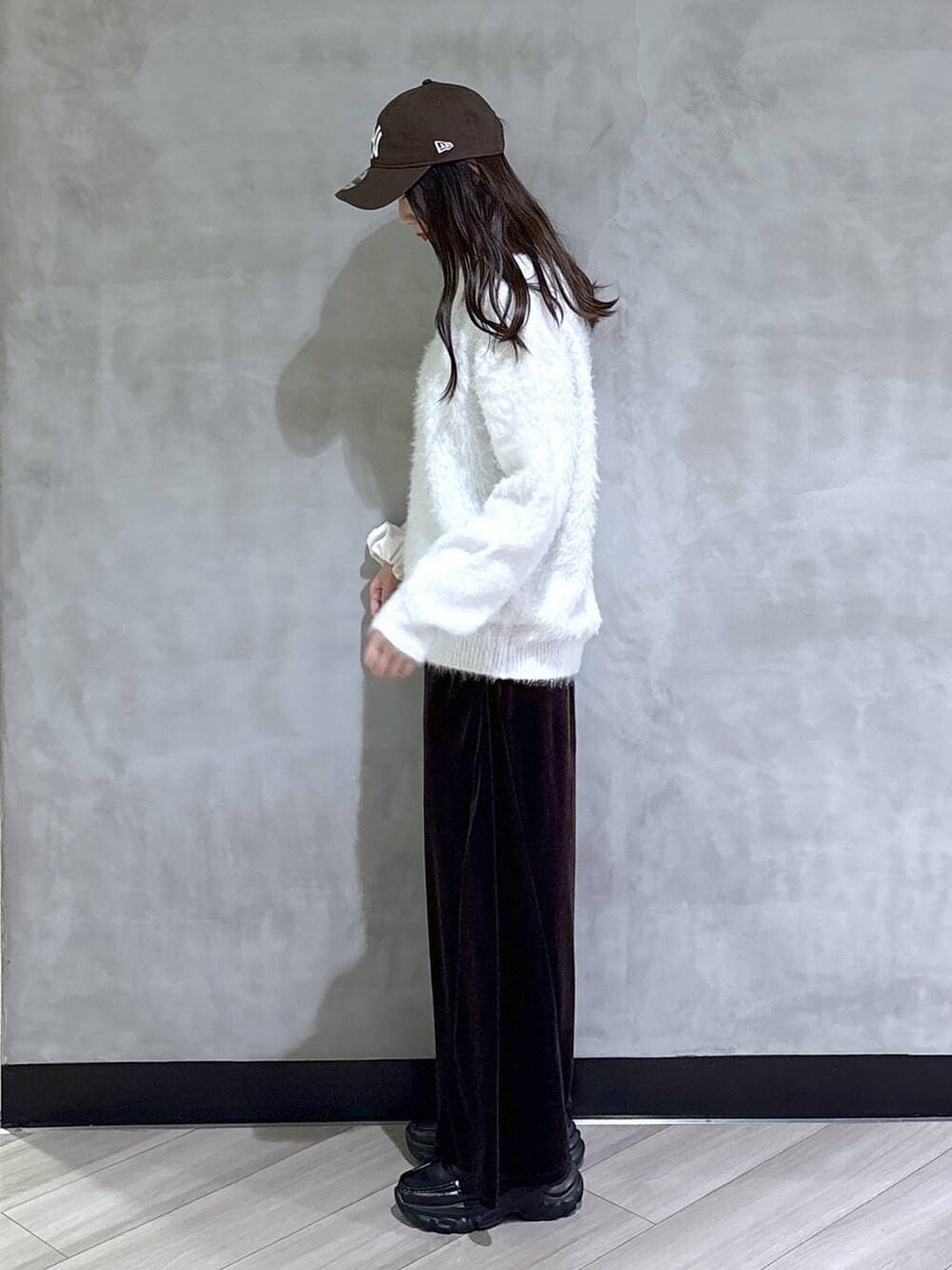 ブラック系のローファー、ホワイト系のニット/セーター、ブラウン系のその他パンツを着用したレディースの冬コーディネートの4枚目の写真