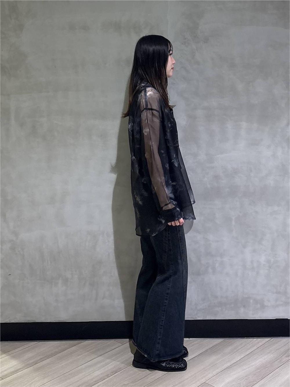 ブラック系のシャツ/ブラウス、ブルー系のデニムパンツ、ブラック系のタンクトップを着用したレディースの夏コーディネートの6枚目の写真