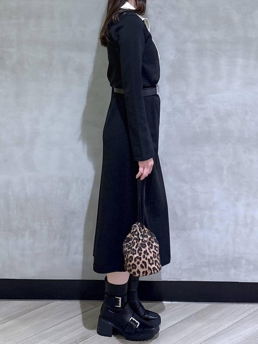 ブラック系のブーツ、ブラック系のワンピース、ブラック系のベルトを着用したレディースの秋コーディネートの8枚目の写真