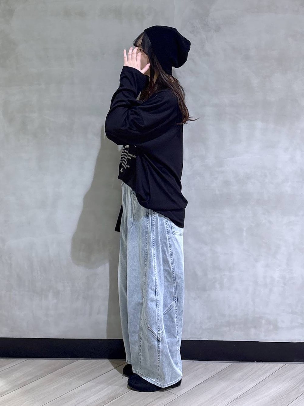 ブルー系のデニムパンツ、ブラック系のモカシン/デッキシューズ、ブラック系のTシャツ/カットソーを着用したレディースの春コーディネートの3枚目の写真